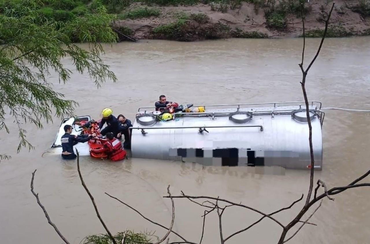 Motorista fica preso em caminhão com cabine submersa em rio em Ituporanga