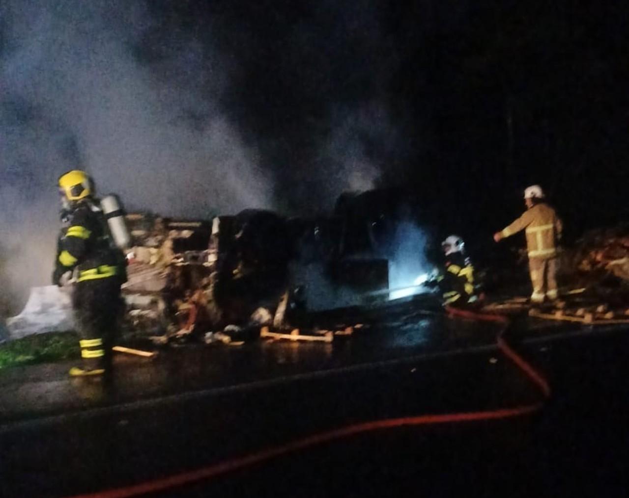 Motorista morre carbonizado após caminhão capotar e pegar fogo na Serra de Corupá 