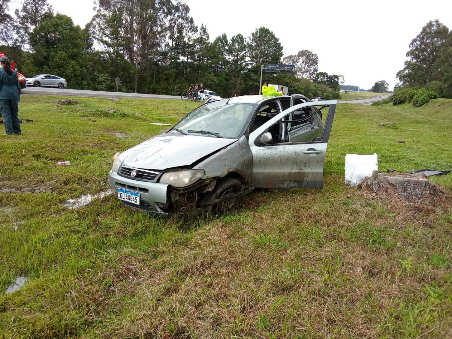 Mulher de 69 anos sofre amputação de braço após ser ejetada de carro em capotamento na BR-116