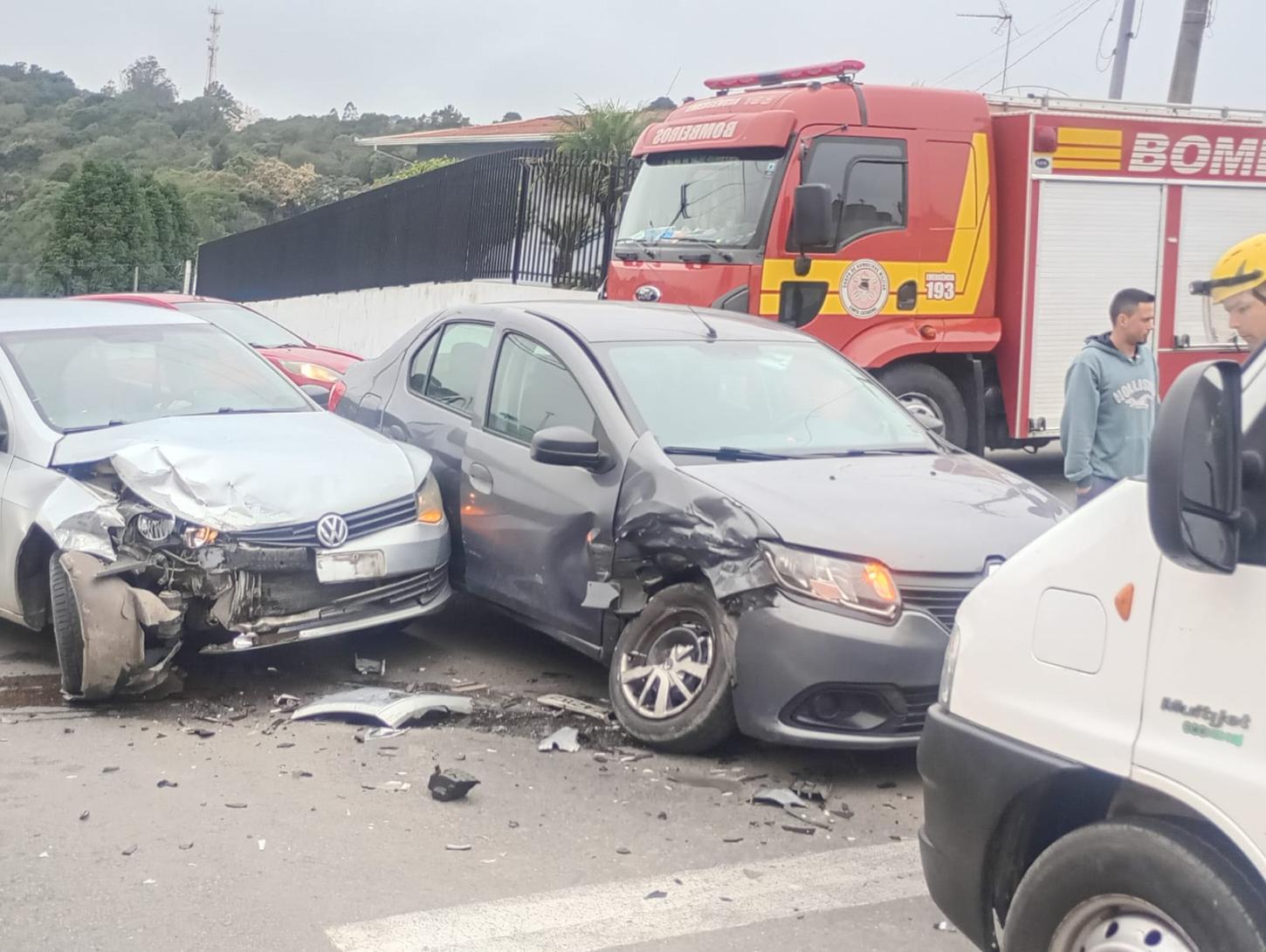 Mulher fica ferida após colisão entre dois carros em Rio Negrinho