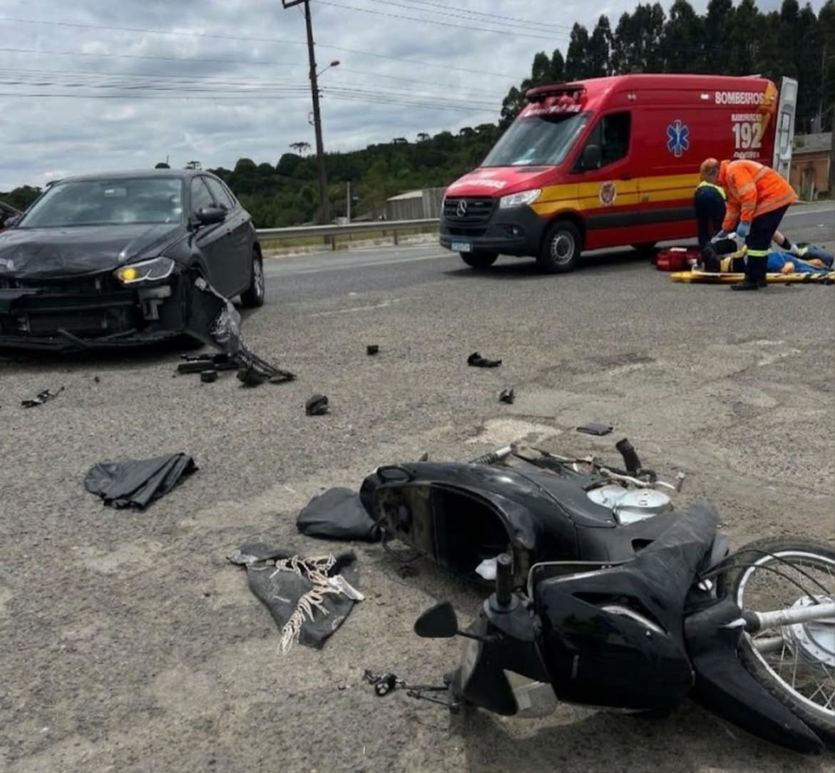 Mulher fica ferida em colisão frontal entre carro e moto na BR-280, em Mafra