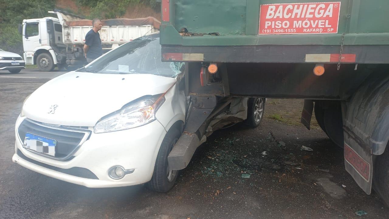 Mulher fica gravemente ferida após carro bater contra carreta  na SC-108, em Urussanga