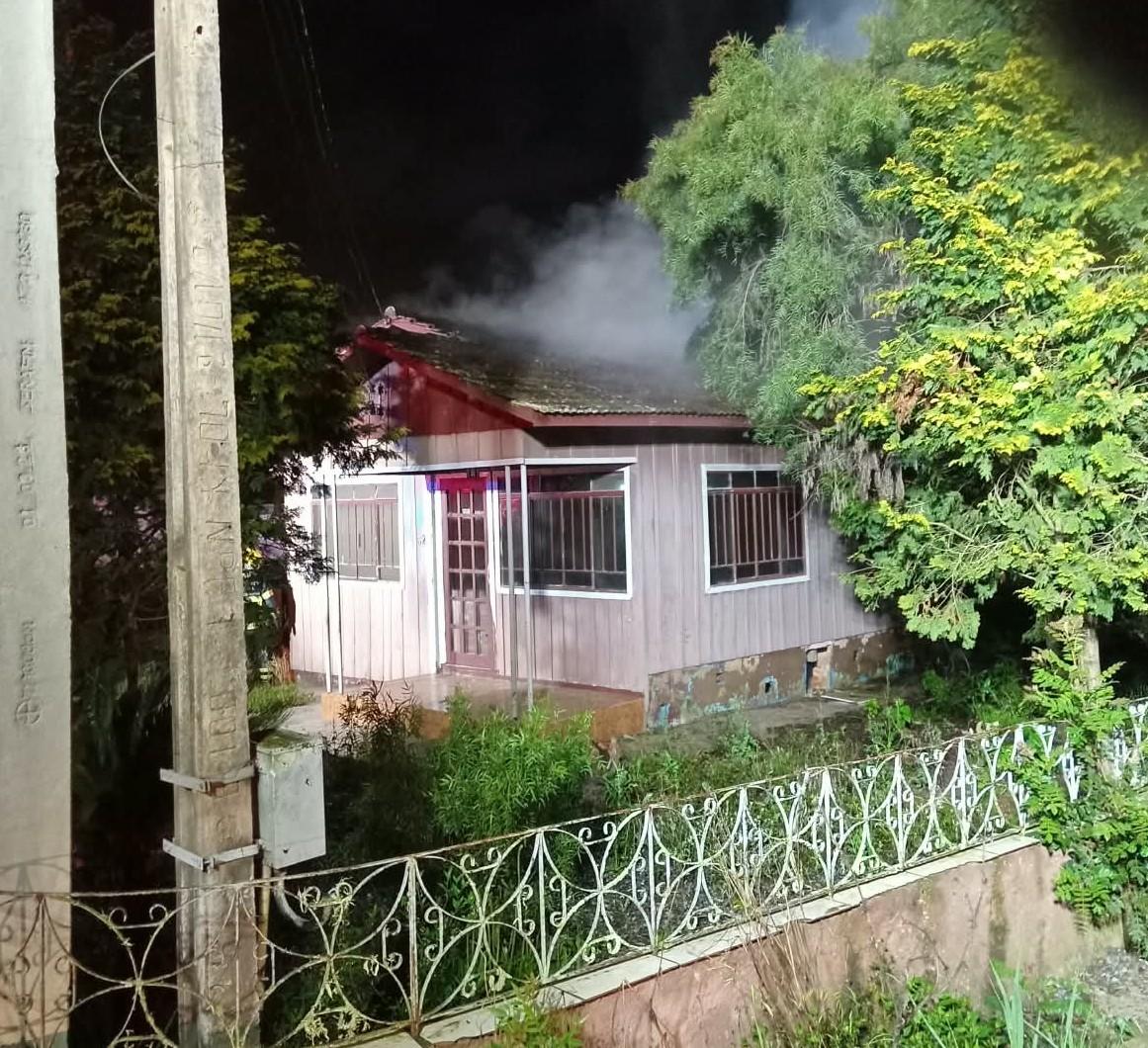 Mulher sofre queimaduras em 50% do corpo após incêndio em Mafra 