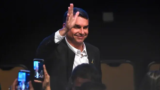 PF diz que Flávio Bolsonaro não é Foragido e nem alvo de mandado de prisão 