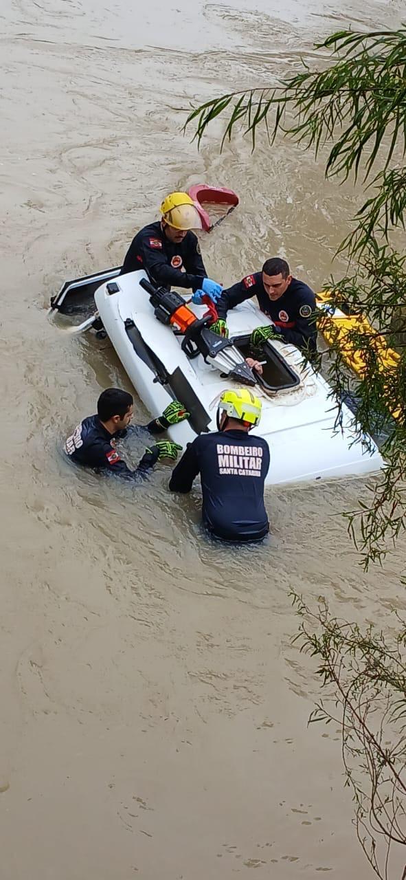 Motorista fica preso em caminhão com cabine submersa em rio em Ituporanga