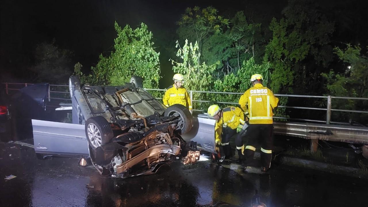 Tragédia na noite: colisão entre dois carros deixa dois jovens mortos em Blumenau