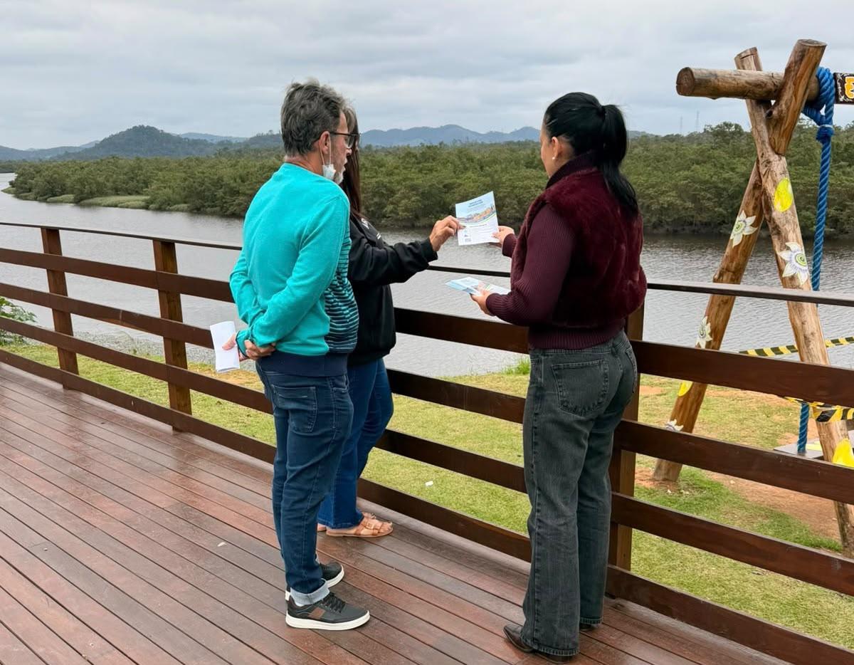 Turistas recebem orientações de prevenção e segurança para eventos climáticos em municípios da Amunesc