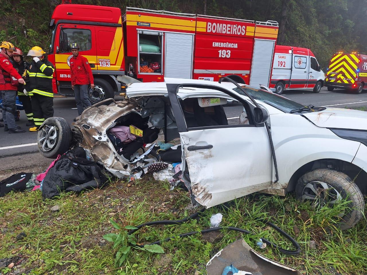 Uma mulher e uma criança de 6 anos morrem no grave acidente na SC-418 no Rio do Júlio  em Joinville 