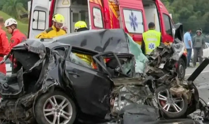 Acidente  entre carro e caminhão deixa motorista gravemente ferido na BR-470, em Blumenau