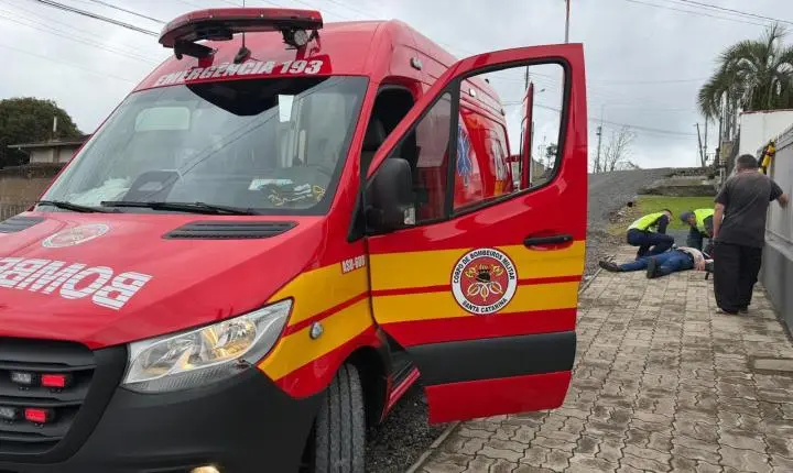 Acidente entre carro e motocicleta deixa jovem ferido no bairro Brasília