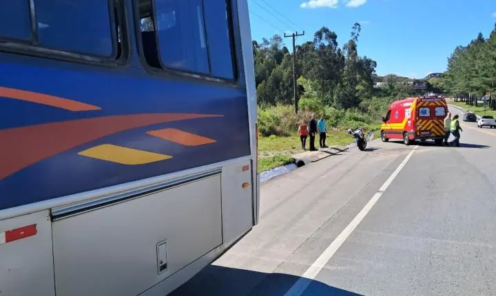Acidente entre motocicleta e ônibus deixa jovem ferido na SC-418, em Campo Alegre