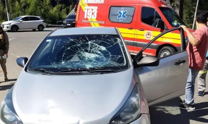 Adolescente fica ferida após colisão entre carro e patinete em Rio Negrinho