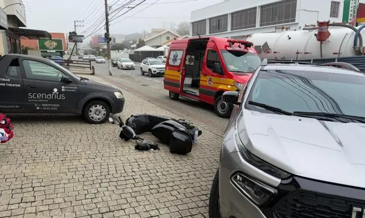 Adolescente fica ferido após colisão entre autopropelido e Fiat Toro em São Bento do Sul