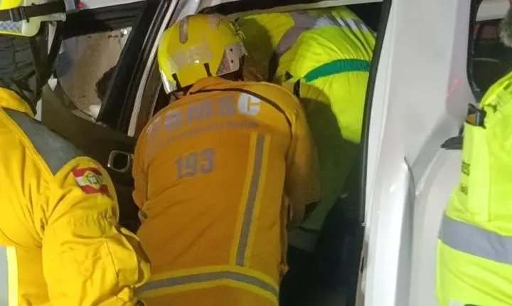 Bombeiros resgatam vítima presa às ferragens após colisão em Governador Celso Ramos