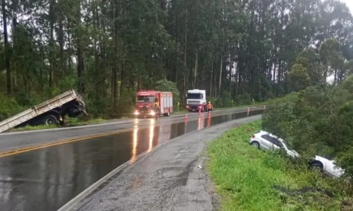 Caminhão e dois carros se envolvem em acidente na BR-280, em Mafra