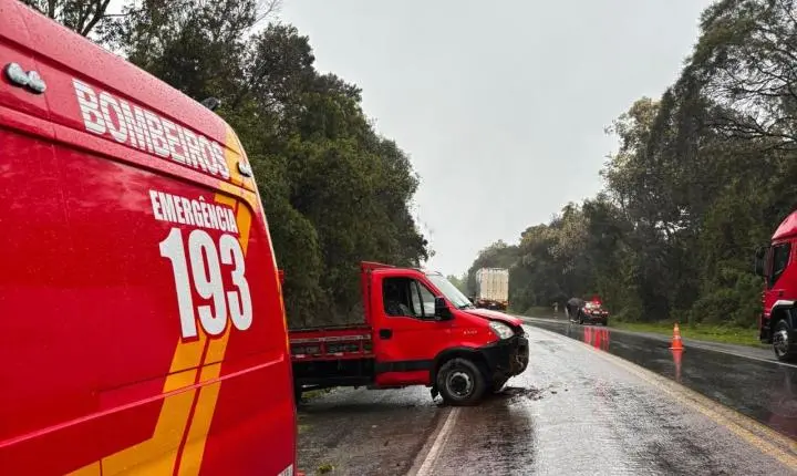Caminhão sai da pista e deixa duas pessoas feridas na BR-280, em Mafra