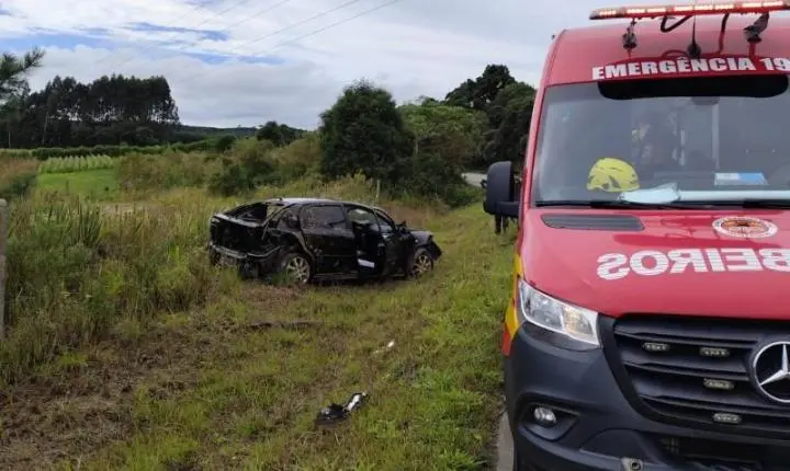 Capotamento na SC-477 deixa três feridos, incluindo duas crianças, em Itaiópolis