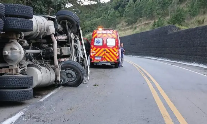 Carreta tomba na BR-280 e deixa motorista ferido em São Bento do Sul