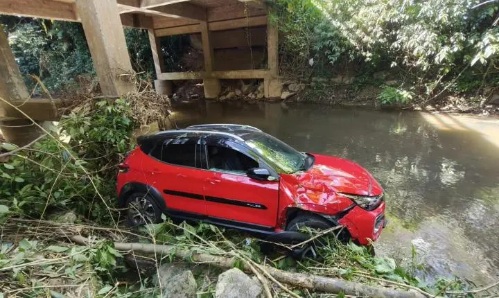 Carro cai em ribanceira de 10 metros e motorista fica inconsciente em Blumenau