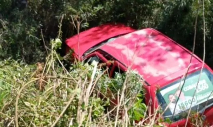 Carro sai da pista e quatro pessoas ficam feridas na SC-135, em Calmon