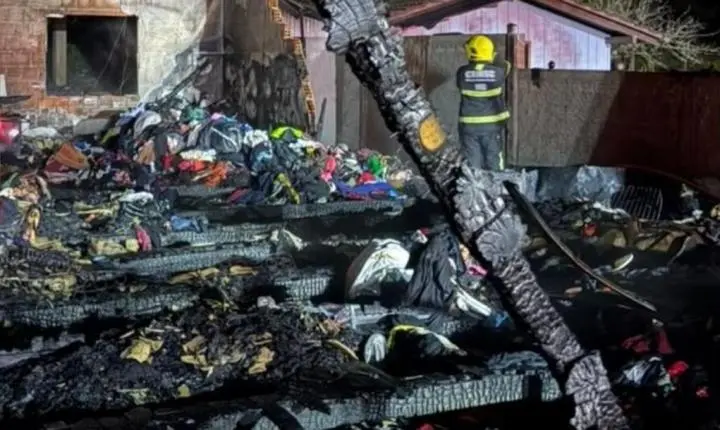 Casa é completamente destruída por incêndio no bairro Rio Vermelho Povoado, em São Bento do Sul