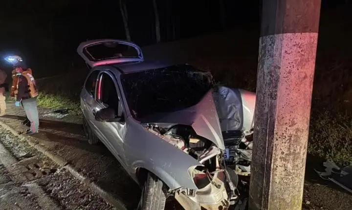 Casal bate veiculo em poste após roubo em São Bento do Sul 