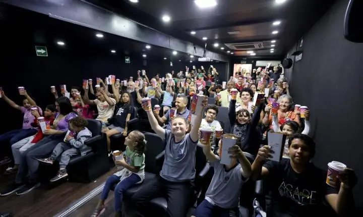 Cinema itinerante, a bordo de caminhão, contempla moradores de São Bento do Sul e São Francisco do Sul