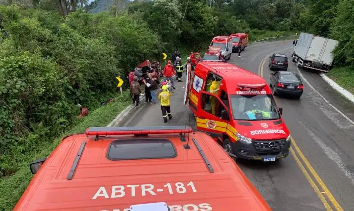 Colisão entre carro e caminhão deixa quatro pessoas feridas na BR-280 em São Bento do Sul