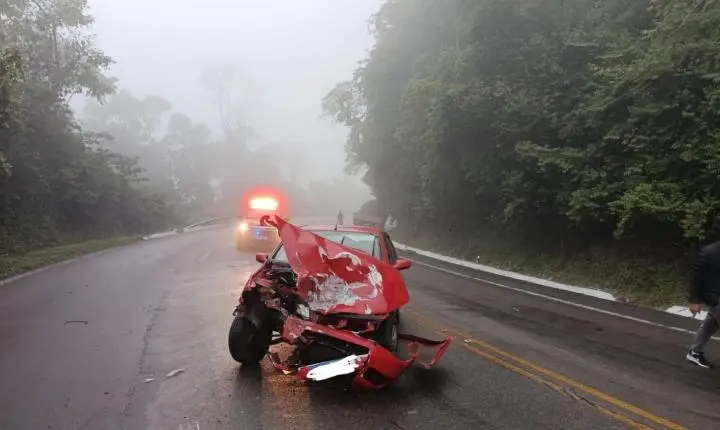 Colisão entre carro e caminhão deixa três pessoas feridas na BR-280, em São Bento do Sul