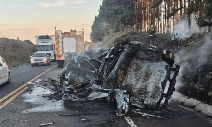 Colisão entre carro e caminhão termina com incêndio e deixa vitimas graves na SC-114