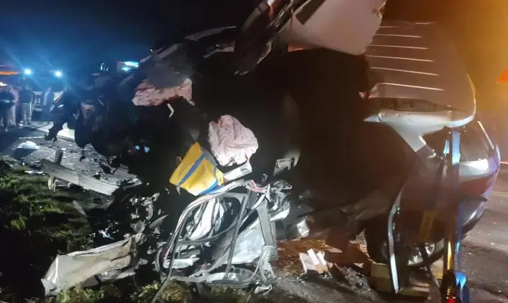 Colisão entre carro e caminhões deixa mulher morta na BR 116