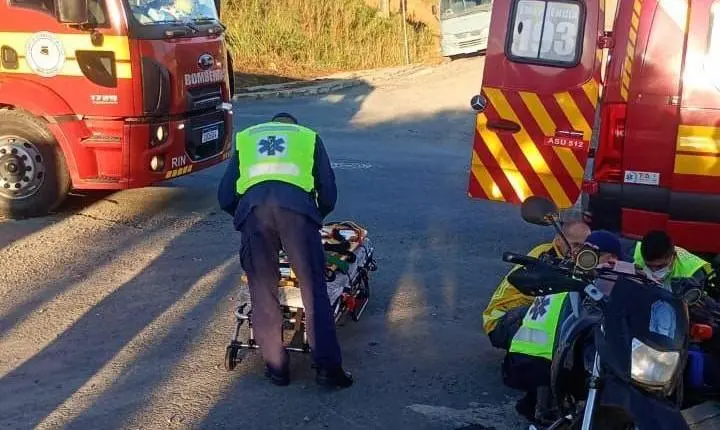 Colisão entre carro e moto deixa idoso ferido em Rio Negrinho