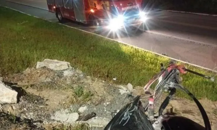 Colisão entre carro e moto deixa jovem ferido na BR-280 em Rio Negrinho