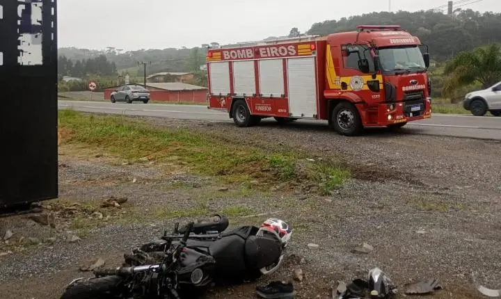 Colisão entre carro e motocicleta deixa dois feridos na BR-280 em Rio Negrinho