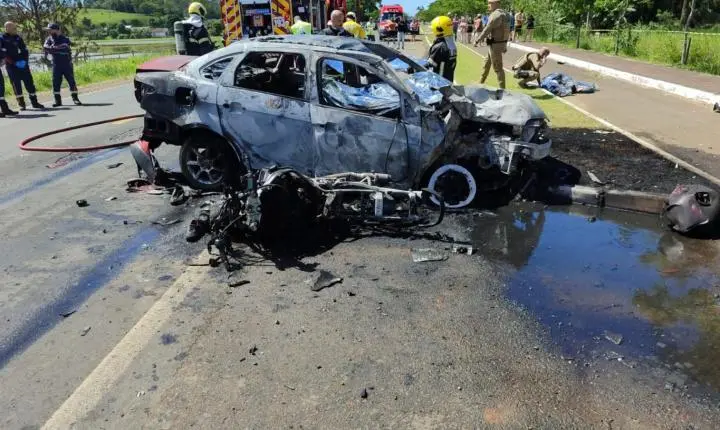 Colisão entre carro e motocicleta deixa dois mortos e menino de 9 anos gravemente ferido em SC