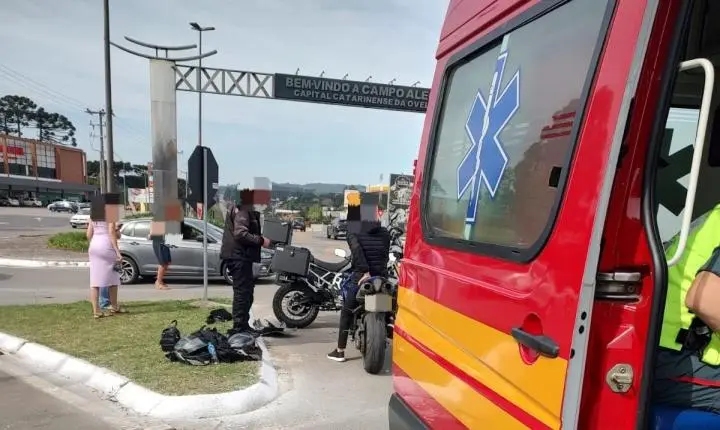 Colisão entre carro e motocicleta deixa mulher ferida na SC-418, em Campo Alegre