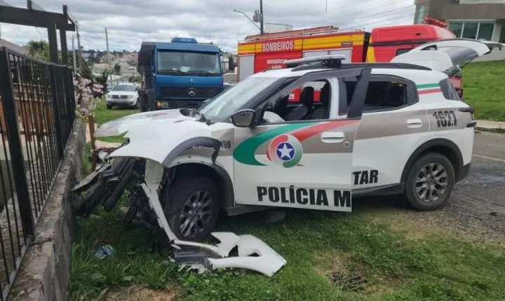 Colisão entre carro e viatura da Polícia Militar deixa três pessoas feridas em São Joaquim