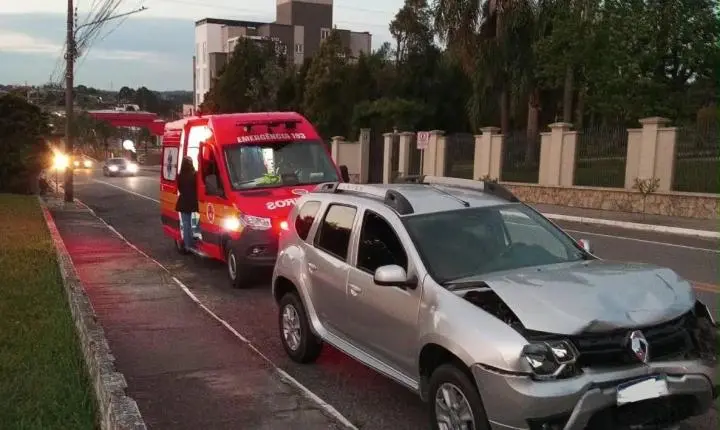 Colisão entre dois carros deixa homem ferido no bairro Colonial, em São Bento do Sul