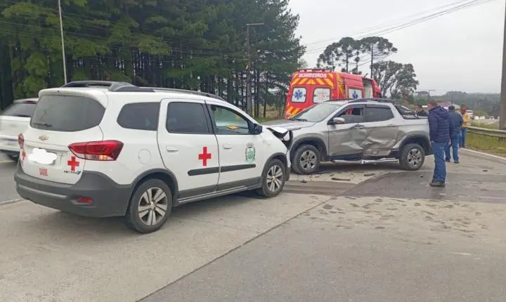 Colisão entre dois carros deixa três pessoas feridas na SC A280C, no bairro  Alpino