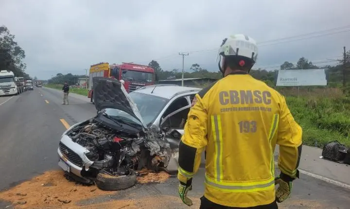 Colisão entre dois carros e ônibus deixa duas pessoas feridas na BR-280, em Araquari