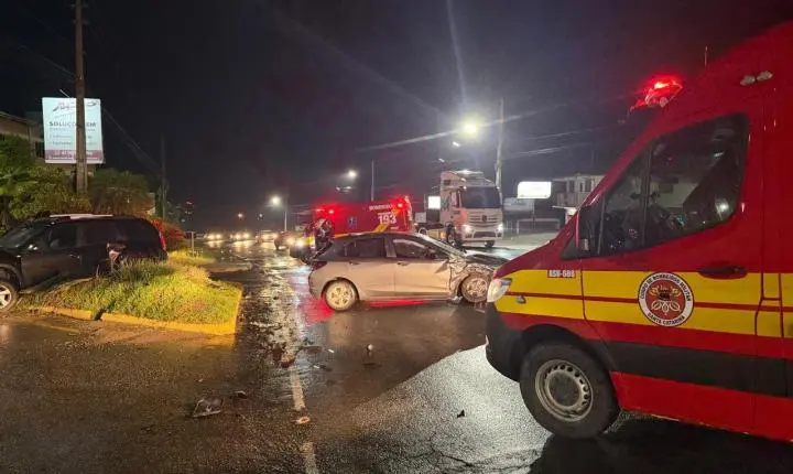 Colisão entre dois carros mobiliza Bombeiros no Acesso Oeste, em São Bento do Sul