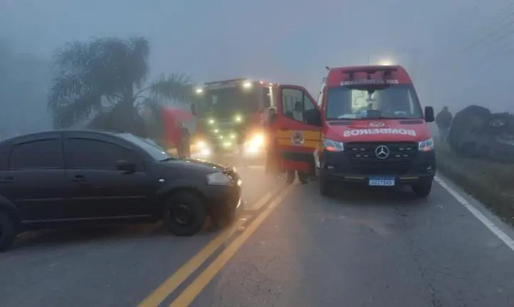 Colisão entre dois carros termina com veículo tombado  em São Bento do Sul