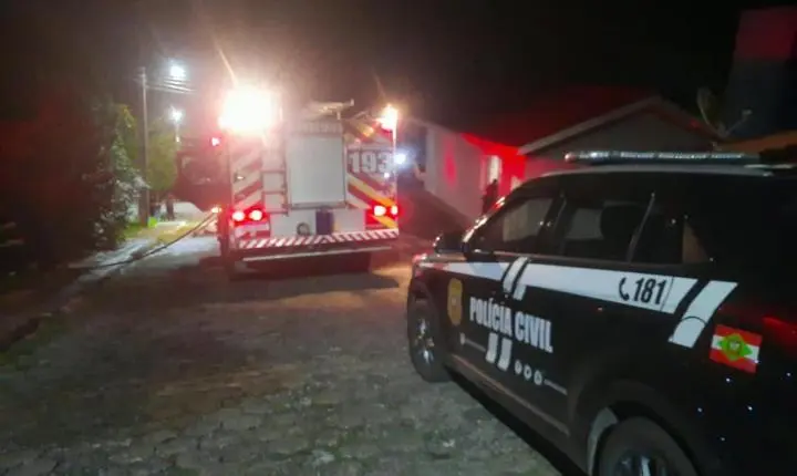 Corpo carbonizado é encontrado após incêndio destruir residência em Porto União