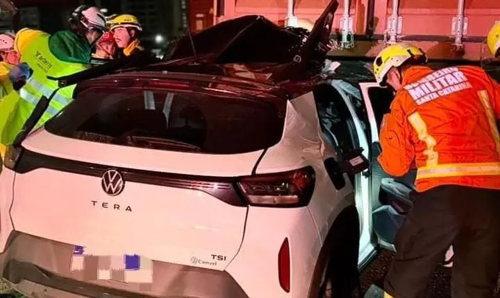 Homem de 40 anos morre em colisão entre carro e caminhão na BR-101, em Itapema