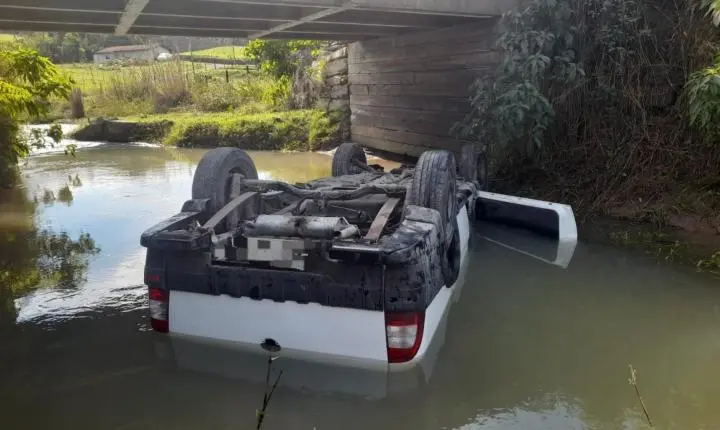 Homem de 48 anos morre após carro  capotar dentro de rio em Agronômica