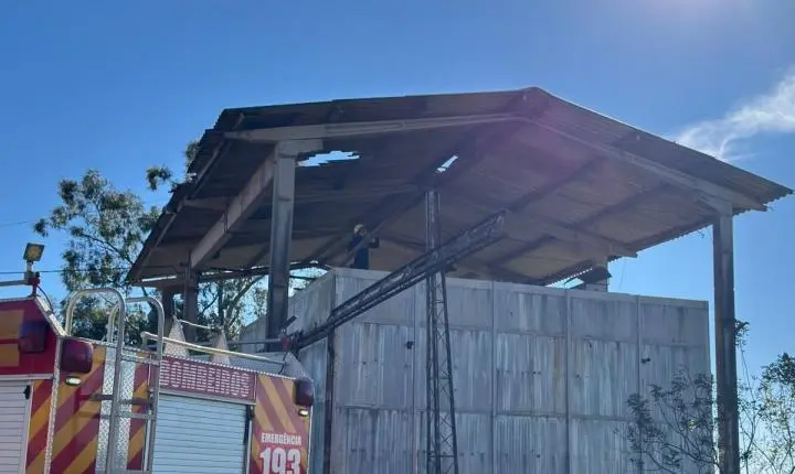 Homem fica gravemente ferido após cair de telhado  em serraria em Monte Castelo