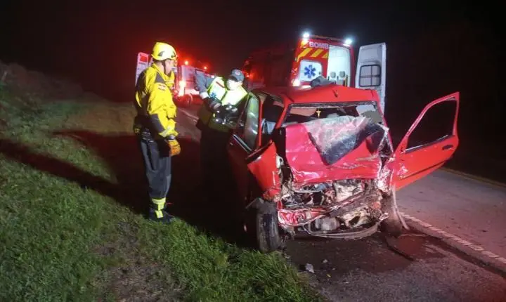 Homem morre após colisão frontal entre carro e carreta na BR-282, em Bom Retiro