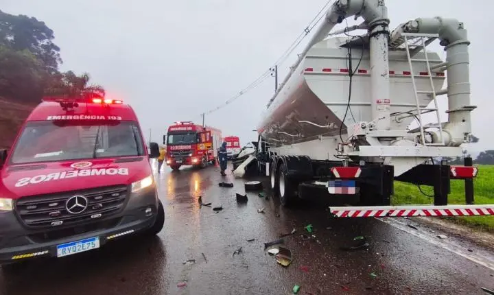Homem morre em grave acidente entre carro e caminhão na SC-135, em Videira