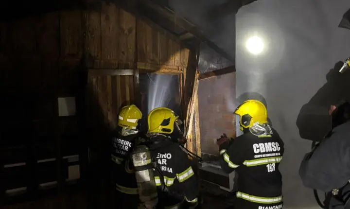 Incêndio criminoso destrói residência em Rio do Sul