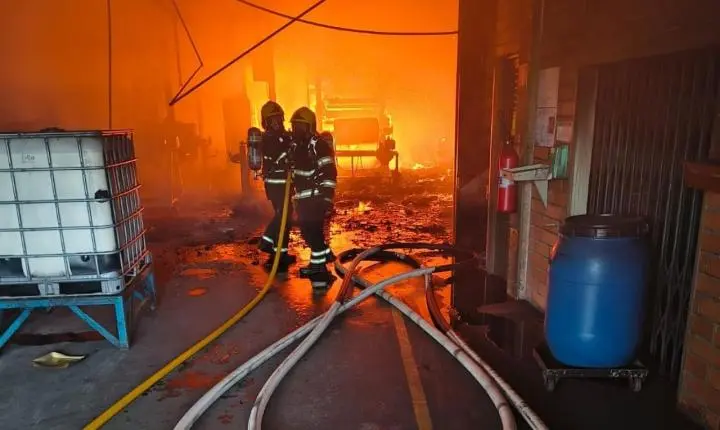 Incêndio de grandes proporções atinge barracão da Cremer em Blumenau